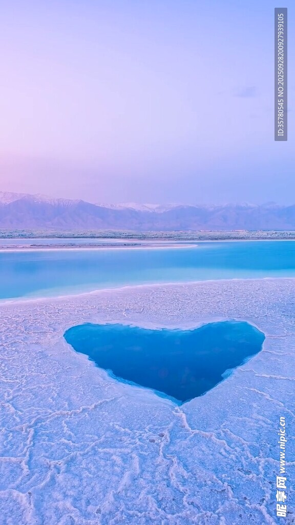 心形盐湖美景
