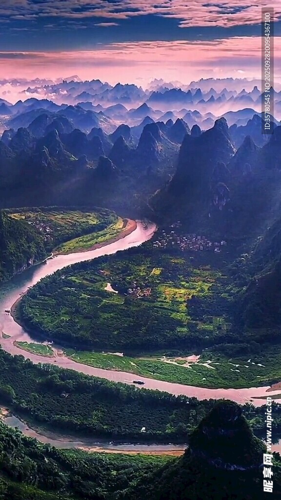 壮丽山河间蜿蜒公路美景