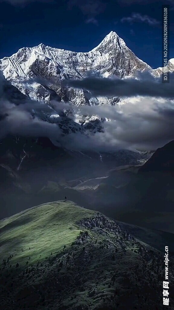 壮丽雪山云海景观