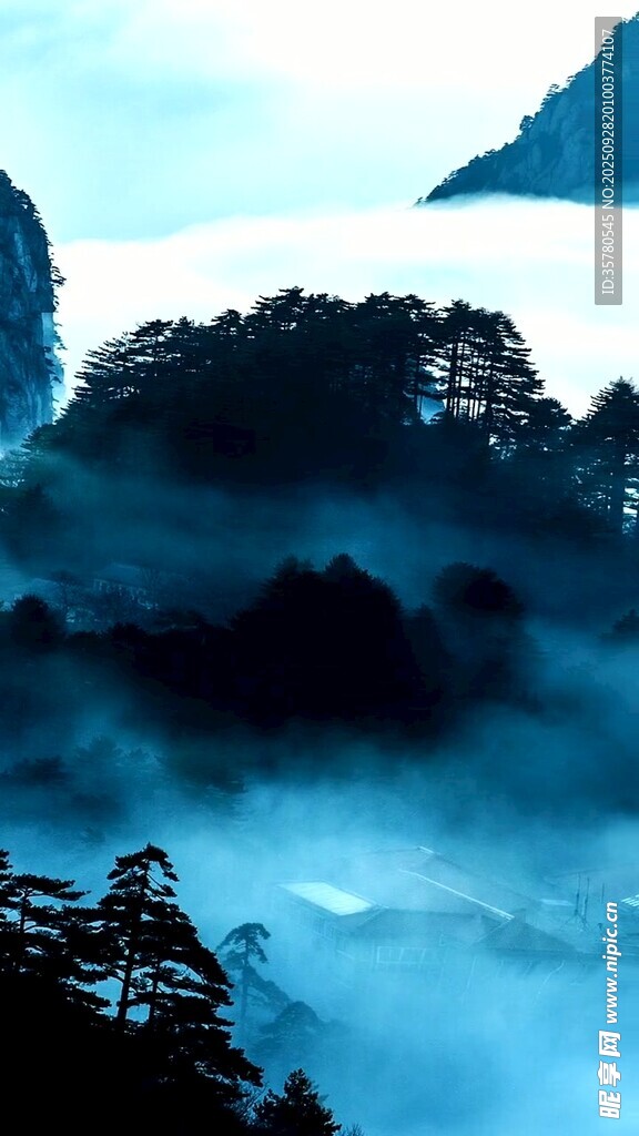 山间晨雾缭绕的绝美景致