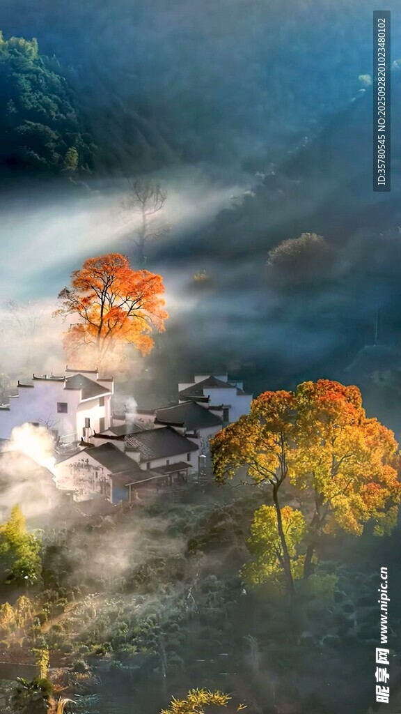 山间晨雾中的多彩村落