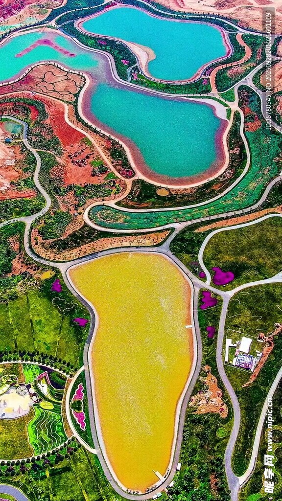 五彩斑斓的奇幻湖泊景观