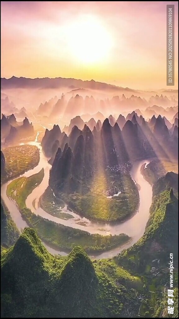 壮丽山川间蜿蜒河流美景