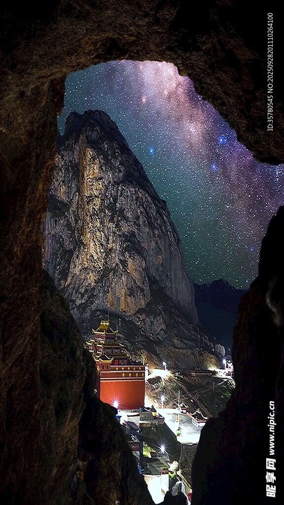 山洞外的壮丽星空与山景