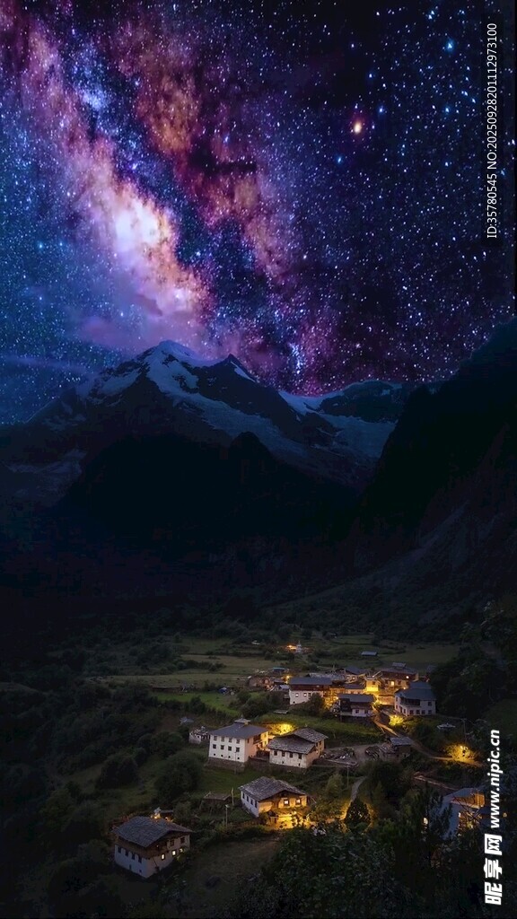 山间星空下的静谧村落