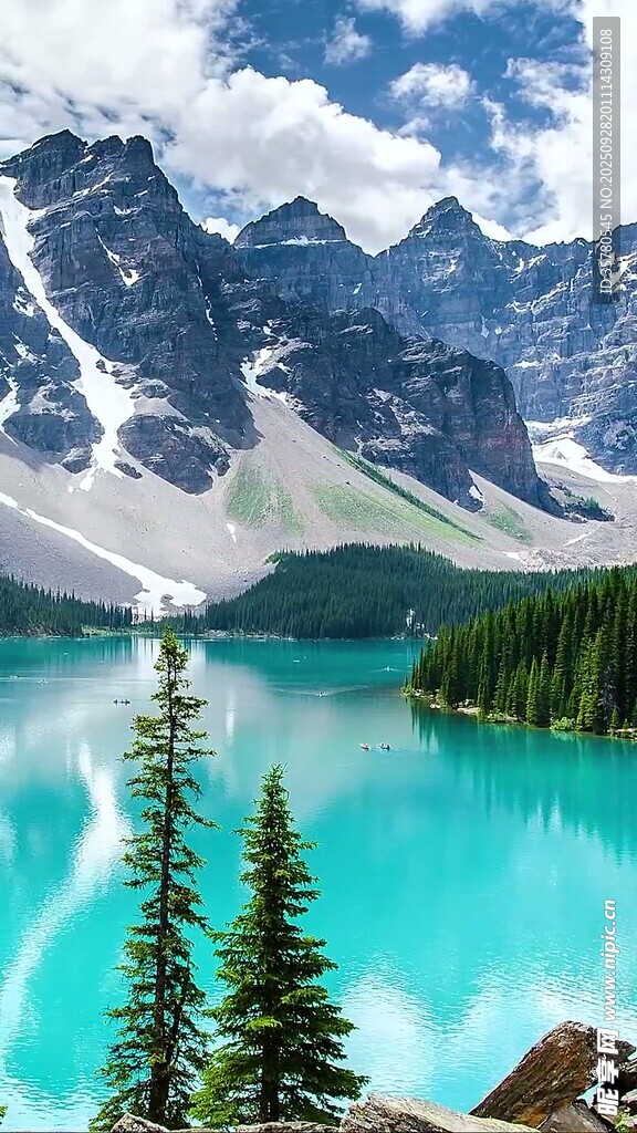 梦幻蓝湖与巍峨雪山美景
