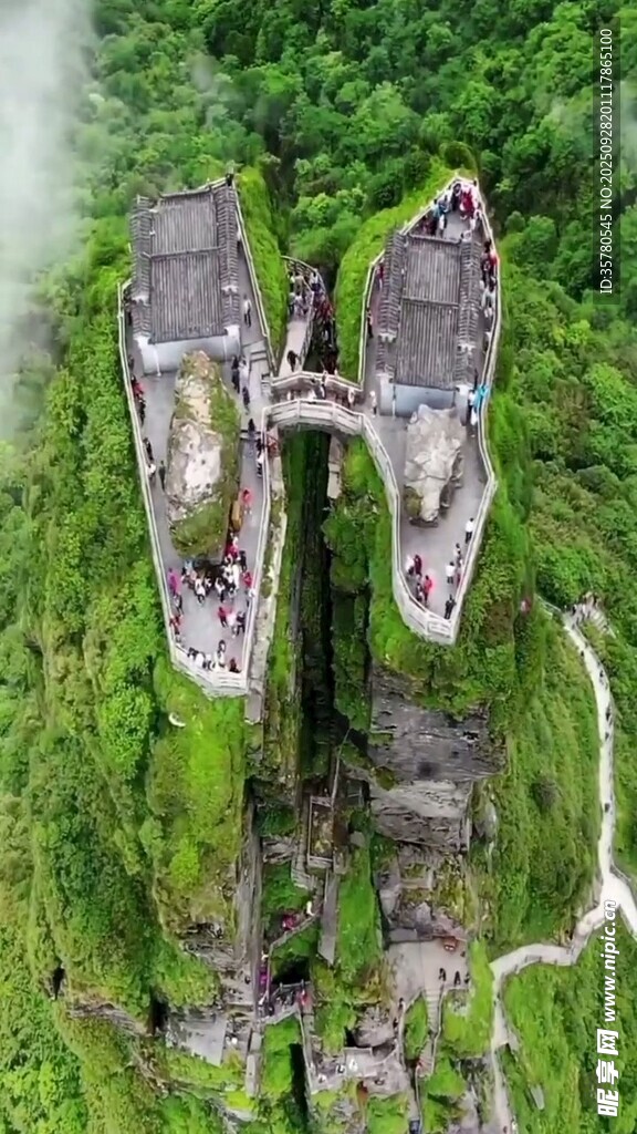 水中倒影的双螺旋建筑
