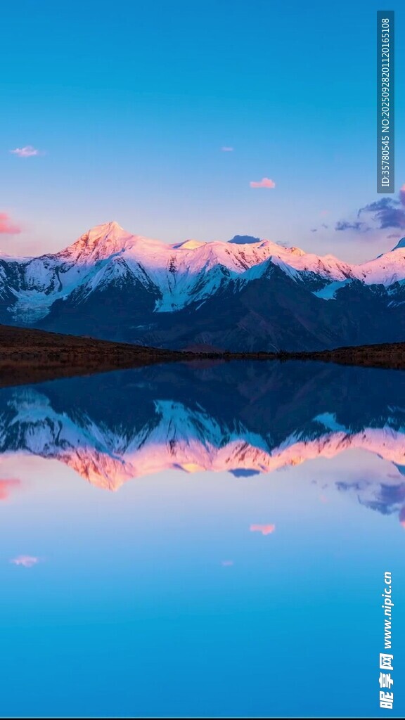 雪山倒映于平静湖面美景