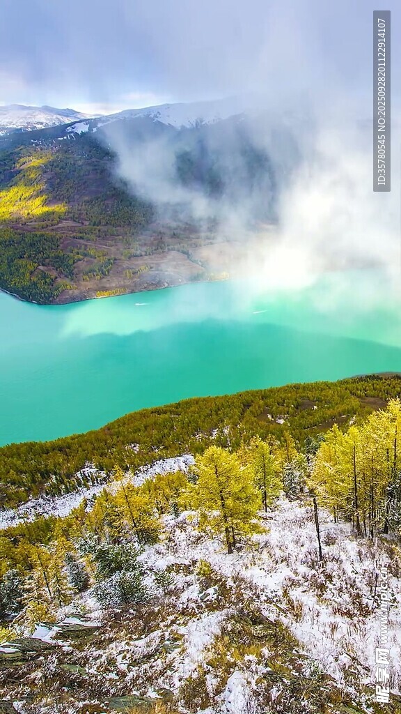 雪山环绕的碧绿湖泊美景