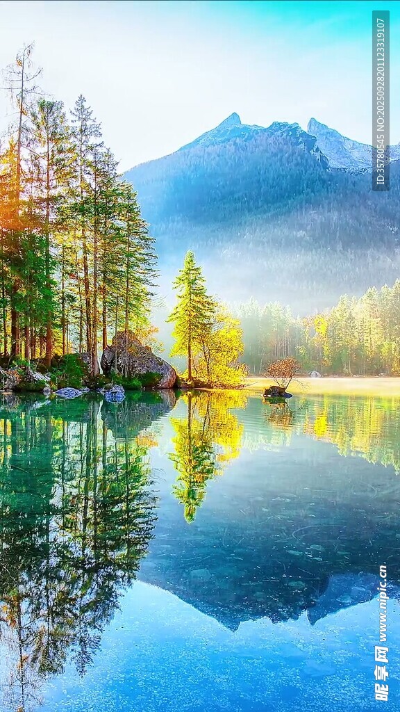 湖畔山林美景倒影如画