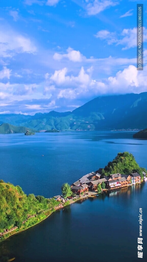 美丽湖畔风光