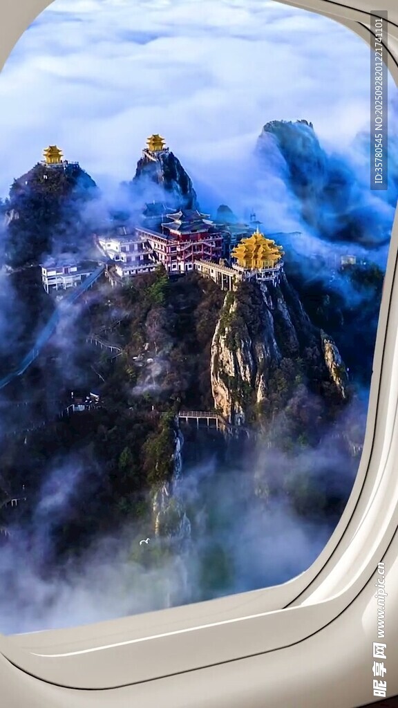 机窗视角下的壮丽山景