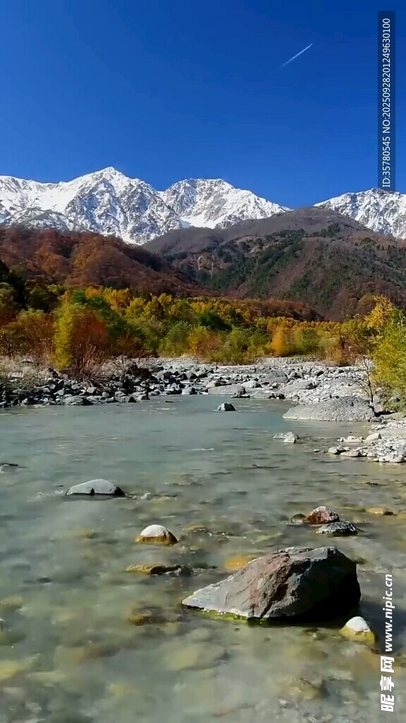 秋日山间清澈溪流与雪山