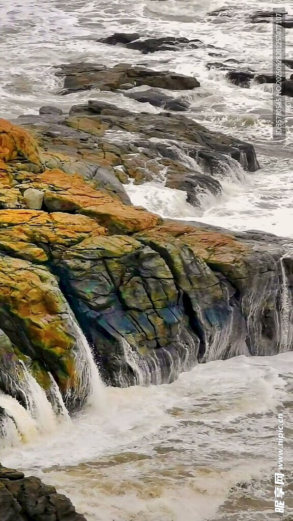 山间溪流岩石上的湍急水流