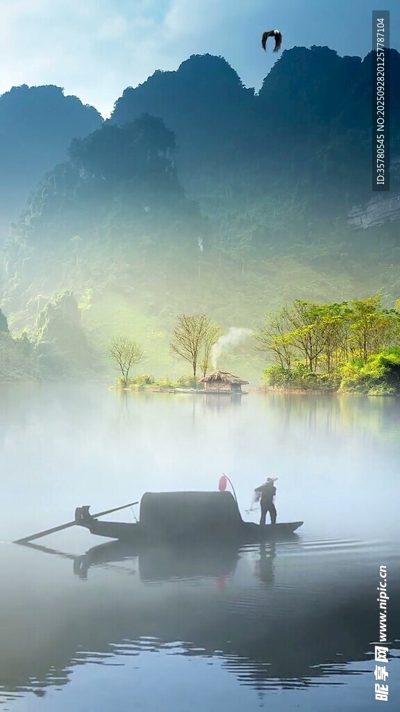 轻舟泛于山水薄雾间