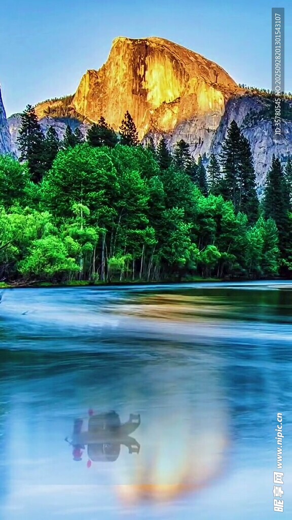 湖畔青山美景