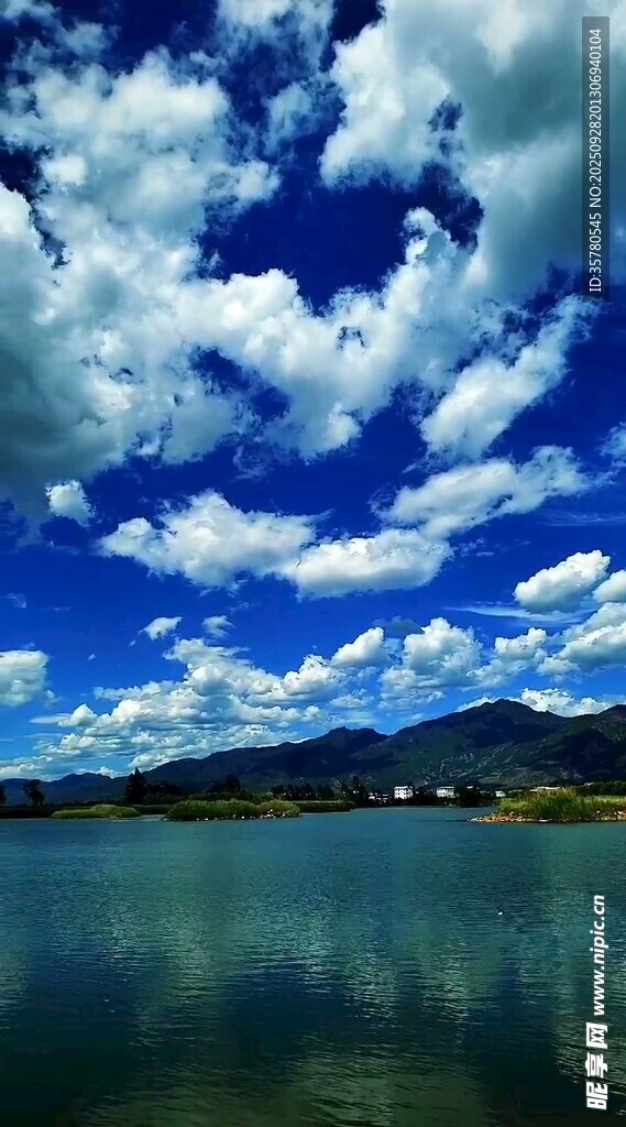 蓝天白云下的静谧湖水