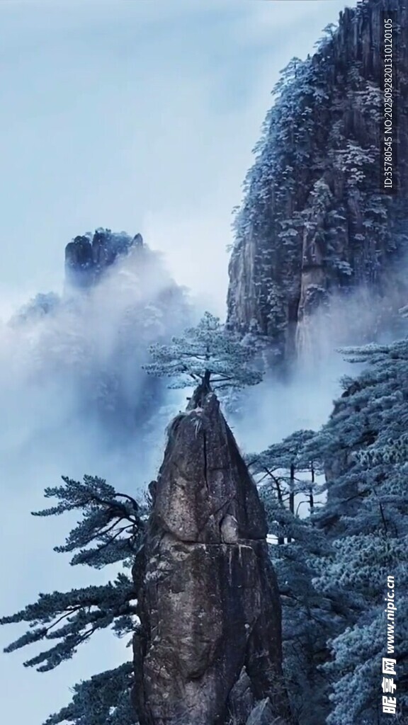 云雾缭绕的壮美山间景致