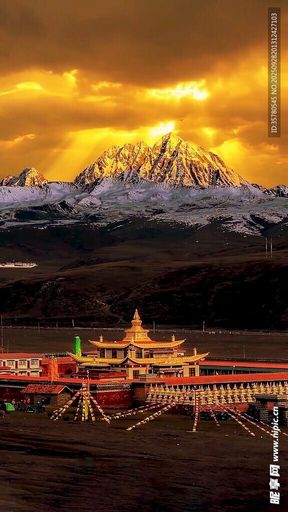 夕阳下的雪山寺庙景观