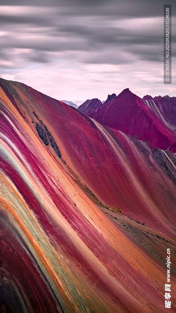 五彩斑斓的壮丽山地景观
