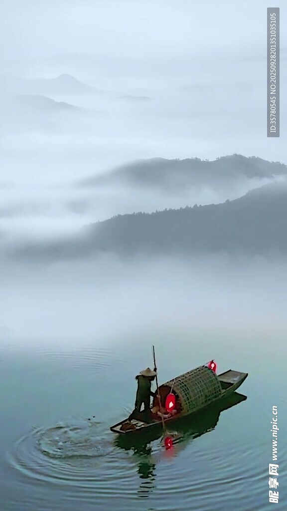 孤舟泛于云雾缭绕湖面