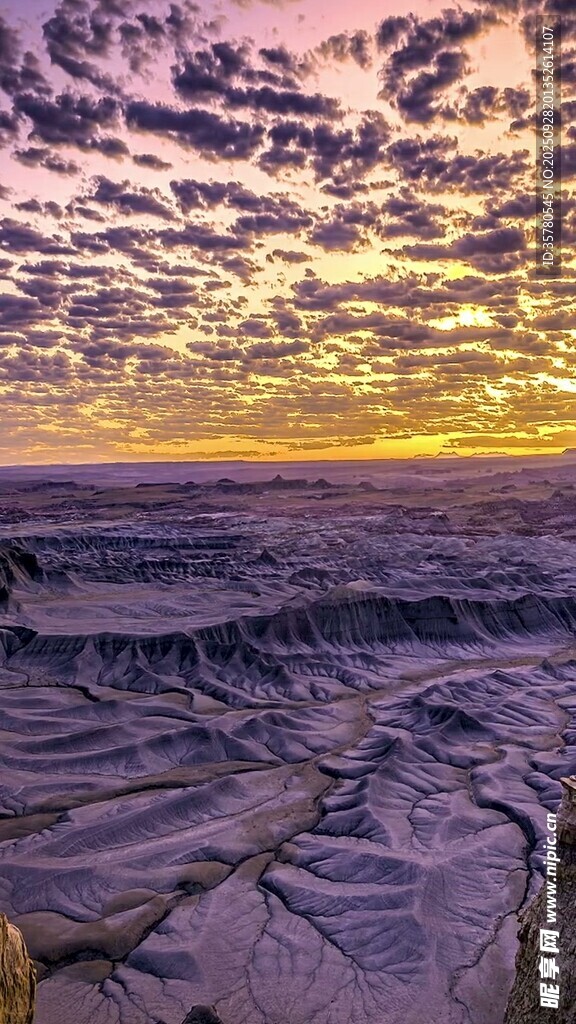 壮丽黄昏下的广袤大地景观