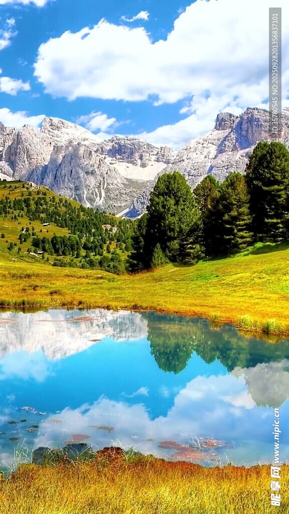 山间湖畔美景