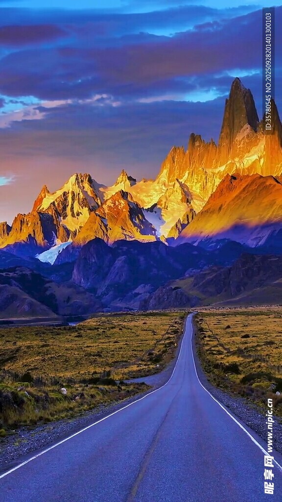 公路尽头的壮丽山景
