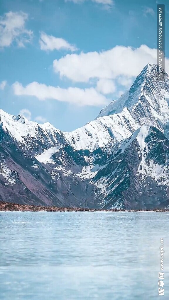 雪山下的宁静湖泊
