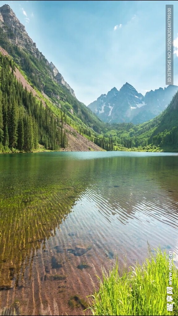 宁静湖畔青山美景