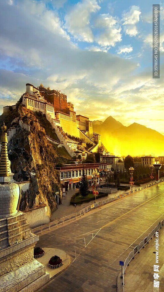 夕阳下的壮丽山景公路