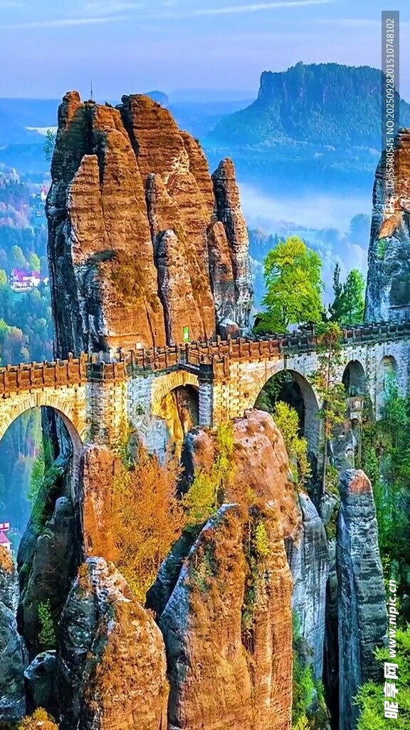 张家界奇峰上的高架桥景观