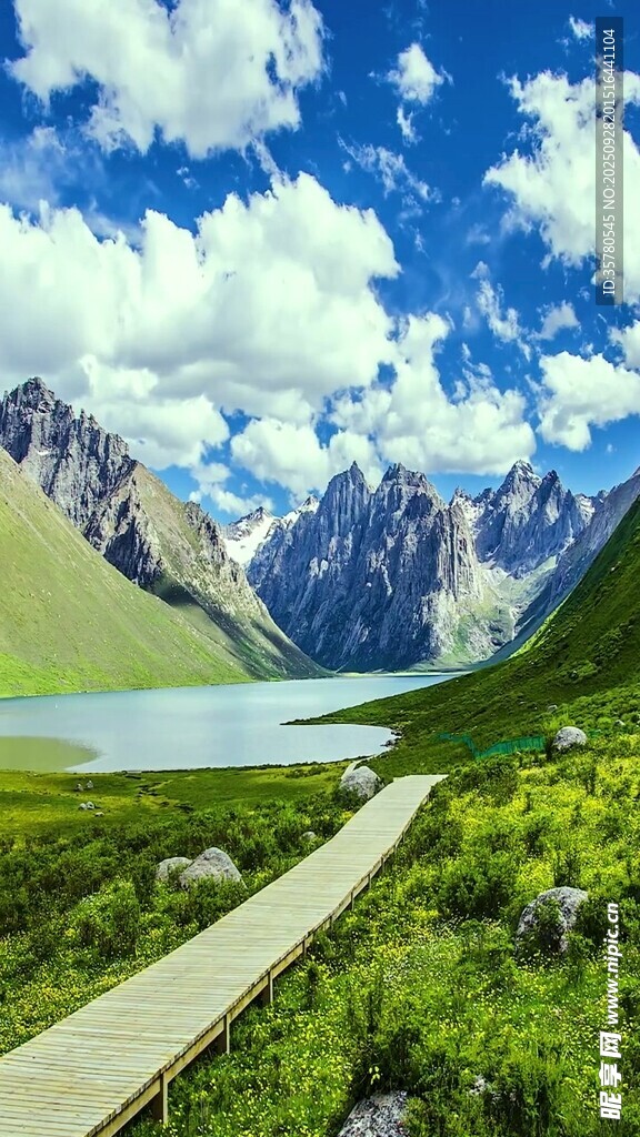山间小径旁的秀丽湖景