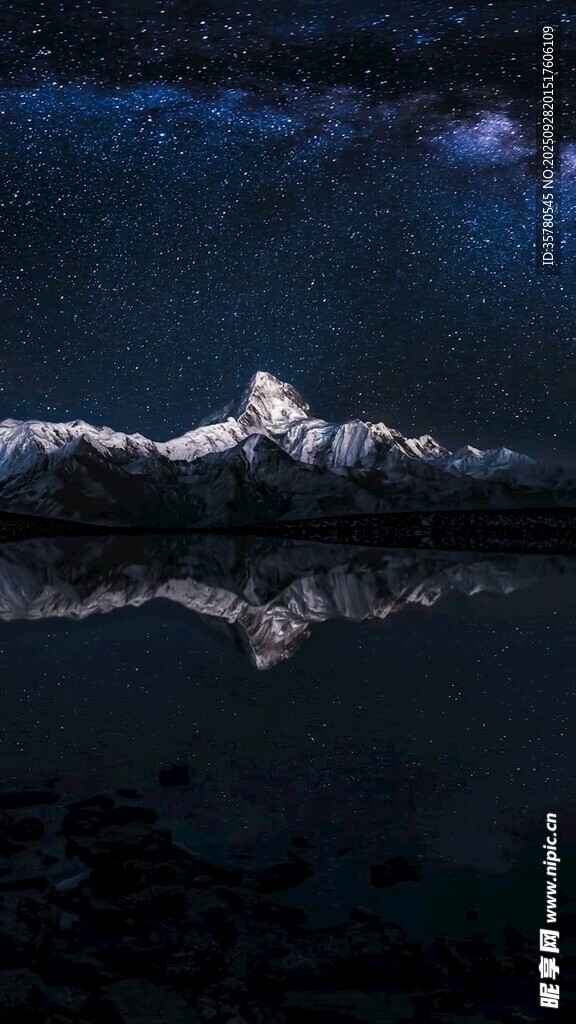 星空下的雪山倒影美景