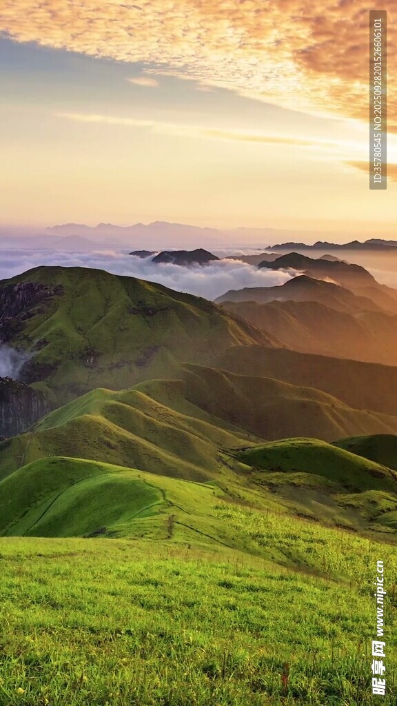 日出下的翠绿山峦美景