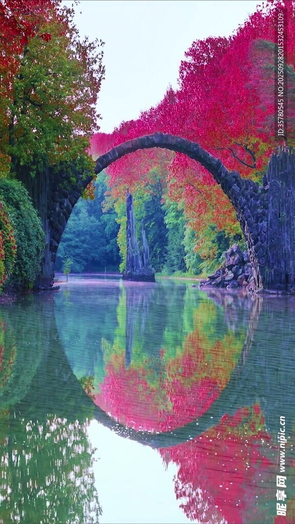 彩虹桥映多彩湖景