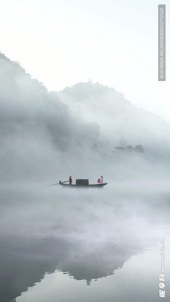 雾中江面孤舟