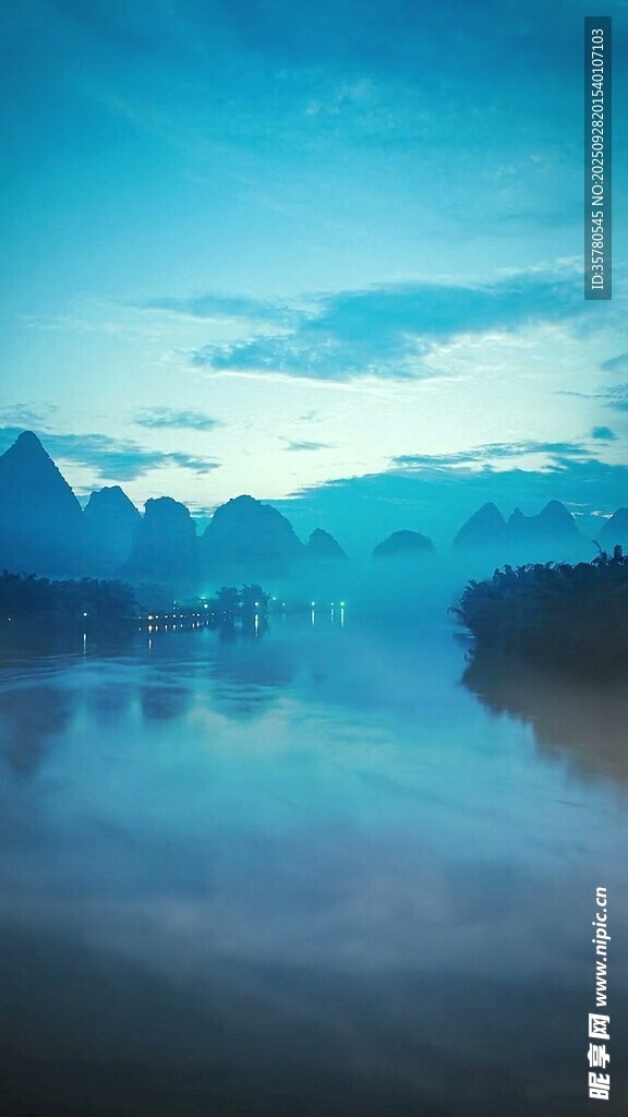 宁静山水间的梦幻湖景