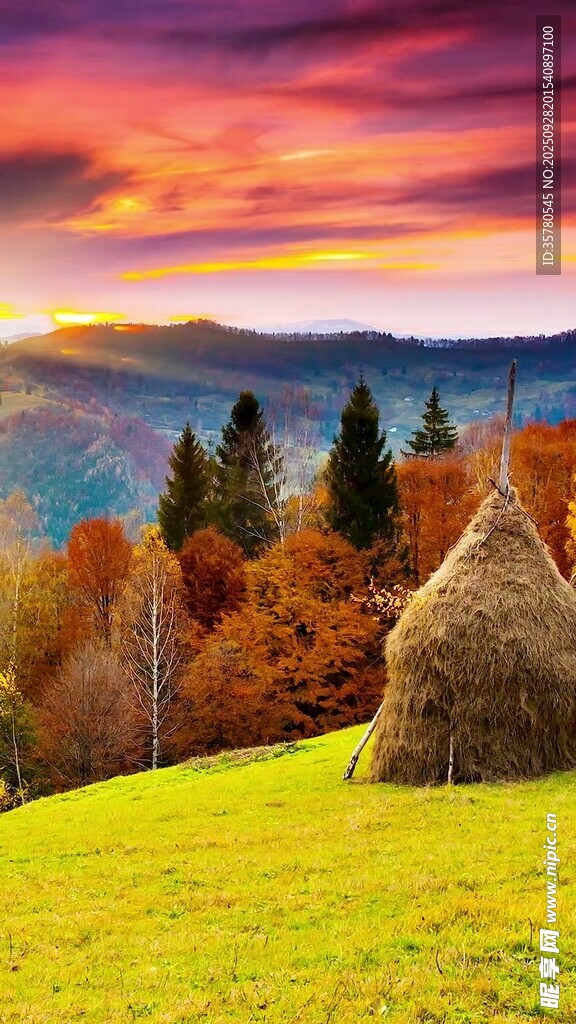 秋日山间的草屋美景