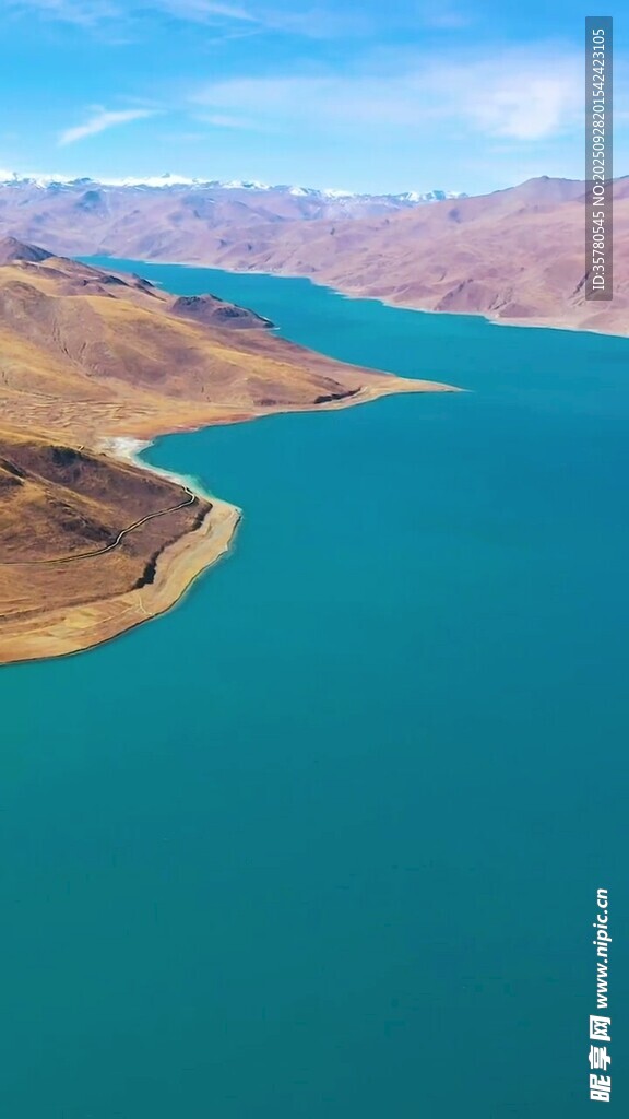 湛蓝湖泊与连绵山脉风光