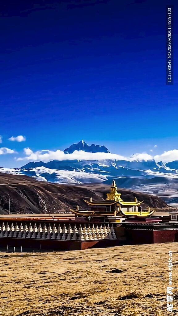 壮丽高原风光下的建筑