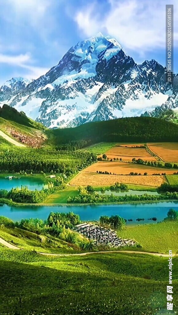 壮丽高山下的翠绿湖景