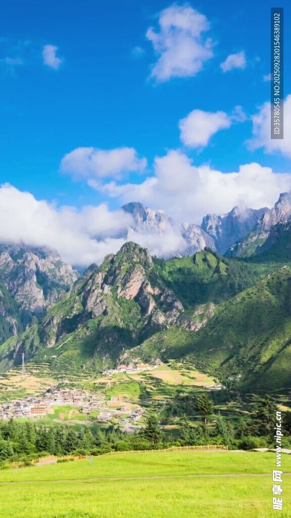 壮丽山景下的翠绿草原
