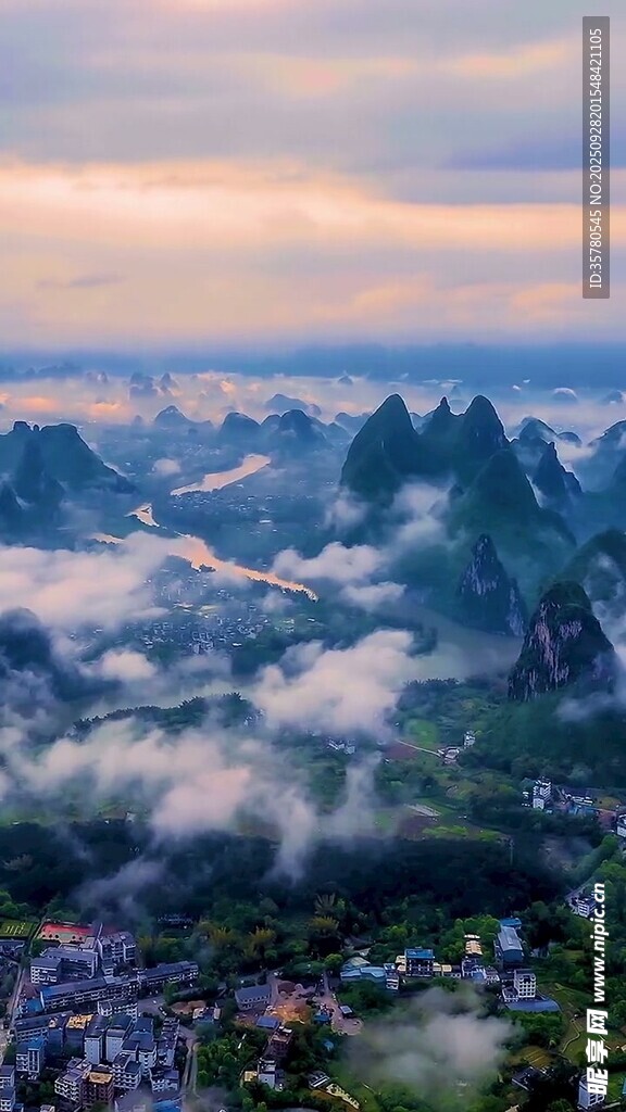 山间云海中的壮丽景致