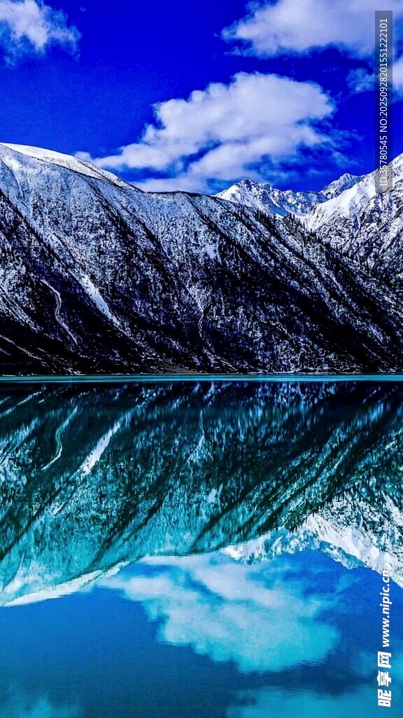 雪山映湖的绝美风光