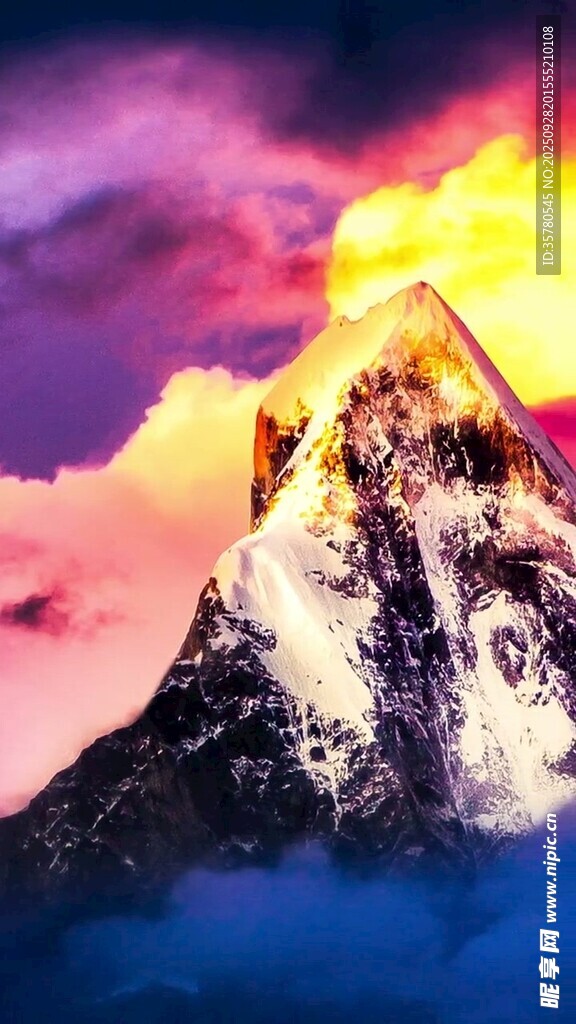 奇幻山峰上的神秘角色