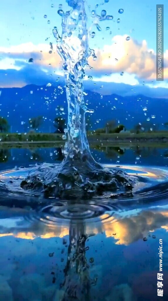 水花飞溅下的美丽湖景