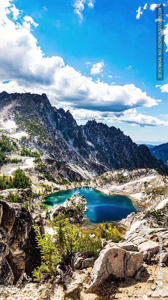 高山间的静谧蓝色湖泊