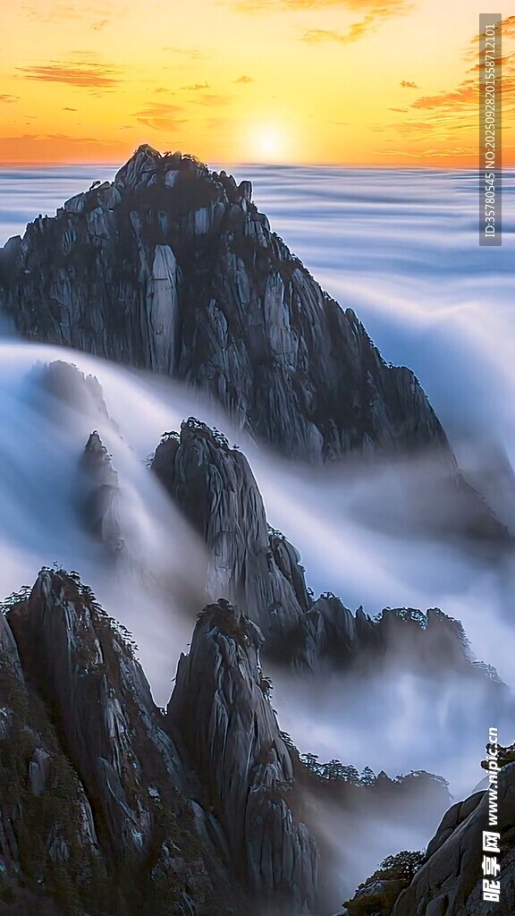 壮丽云海中的巍峨山峰