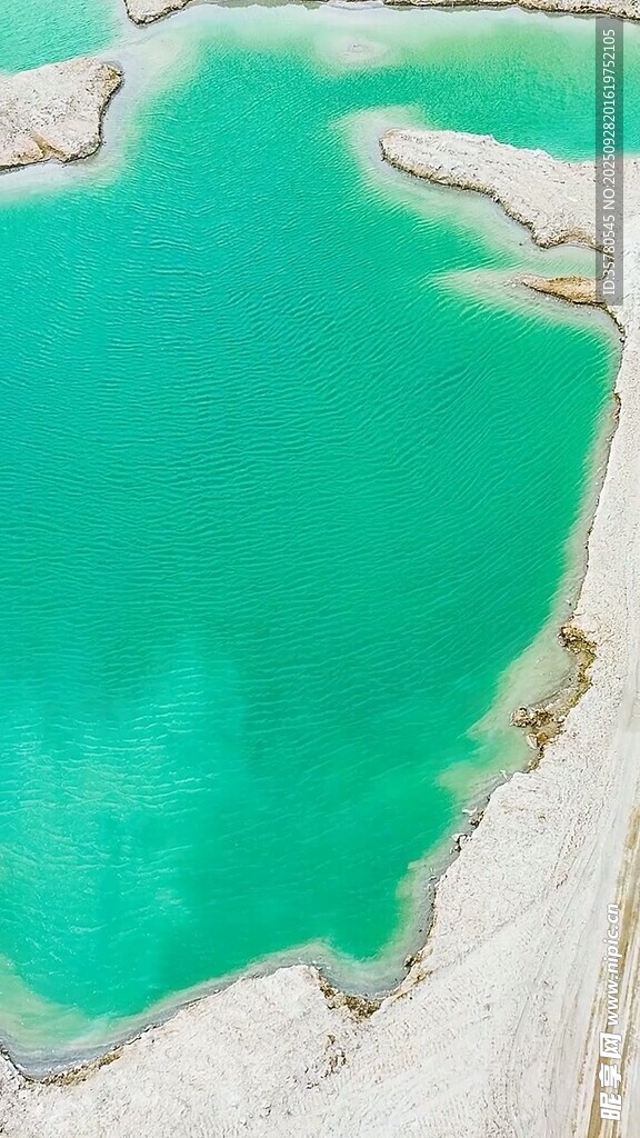 梦幻翡翠色湖泊美景